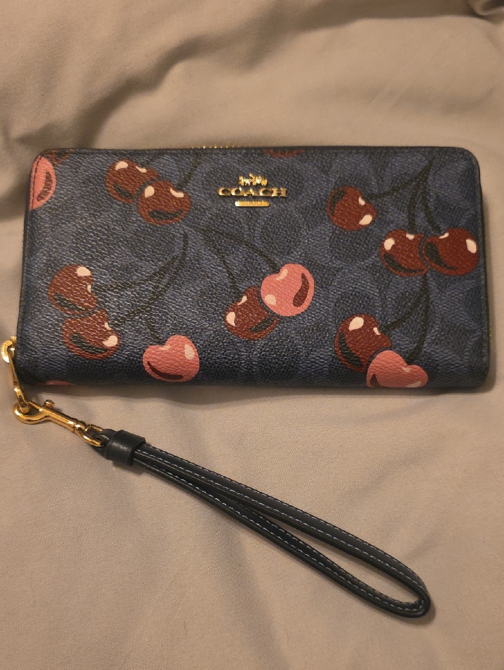 🍒Coach Large Zip Around Cherry🍒Print Leather Wristlet Wallet Pink Accents🍒EUC